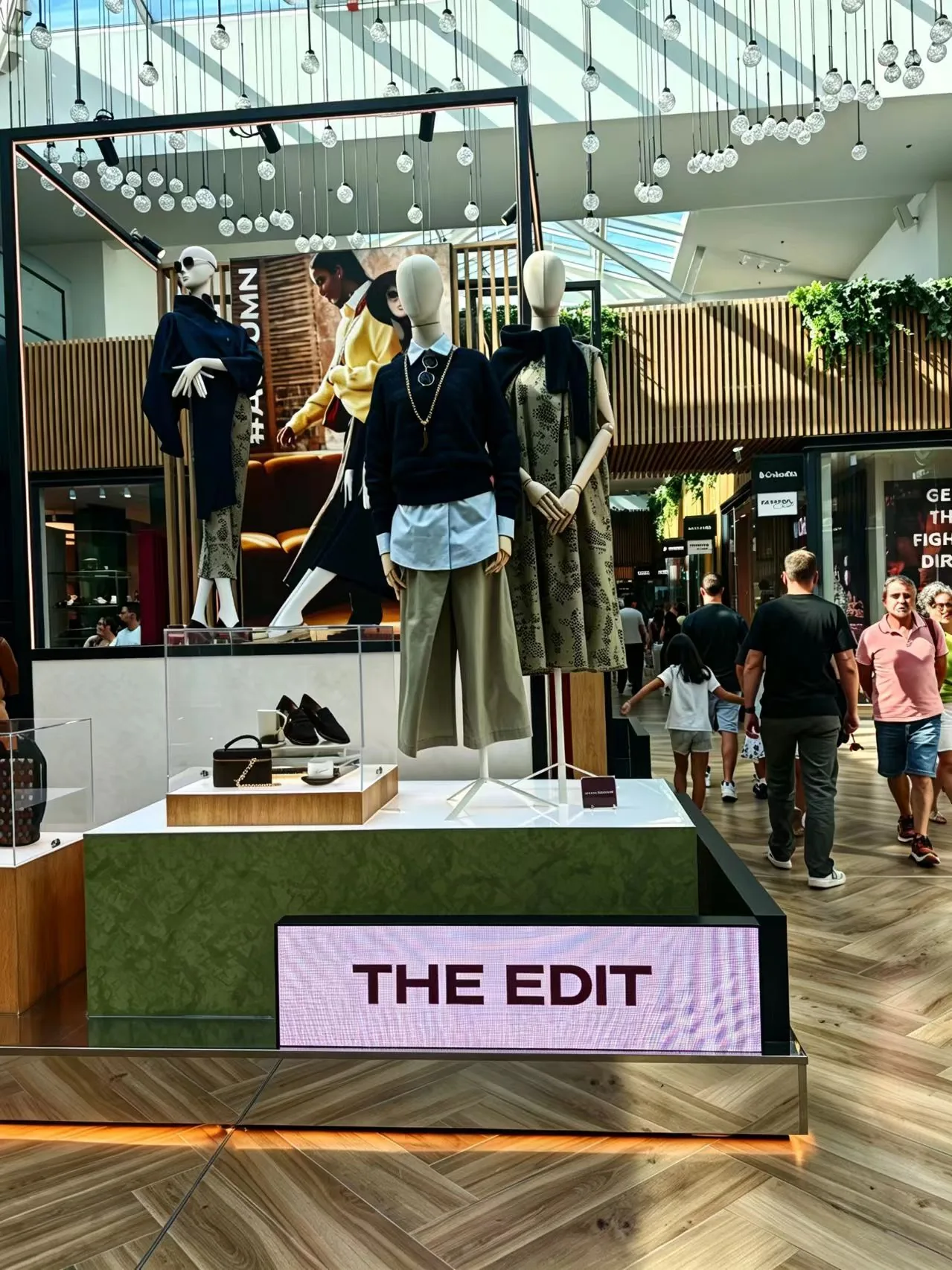 Retail Display Plinth LED &mdash; Fashion "Edit" Feature